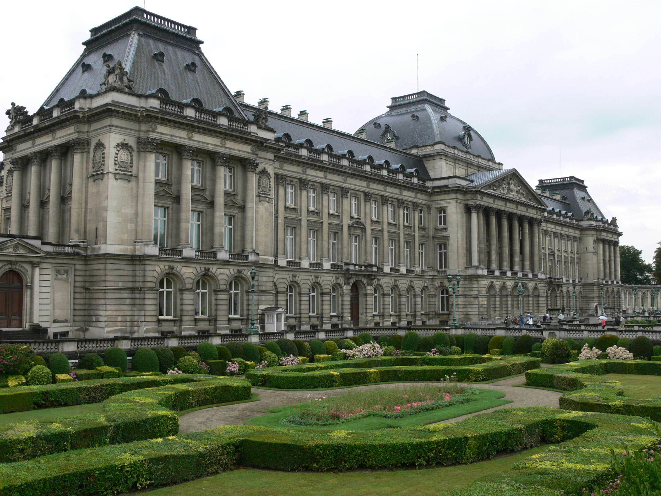 Франция пала. Дворец кардинала Ришелье в Париже. Королевский дворец (Брюссель). Сад Пале рояль. Дворец Пале рояль.