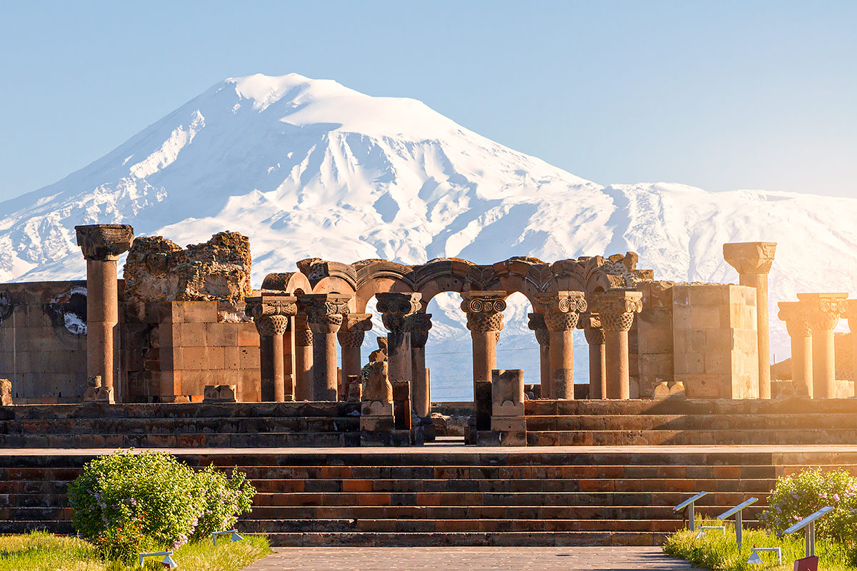 Гора Арарат и руины храма Бдящих Сил-Звартноца