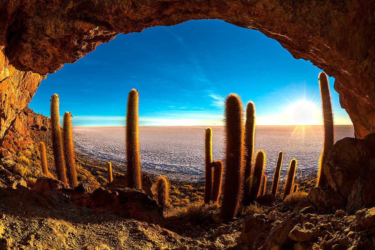Пещера на острове Кактус в пустыне Уюни