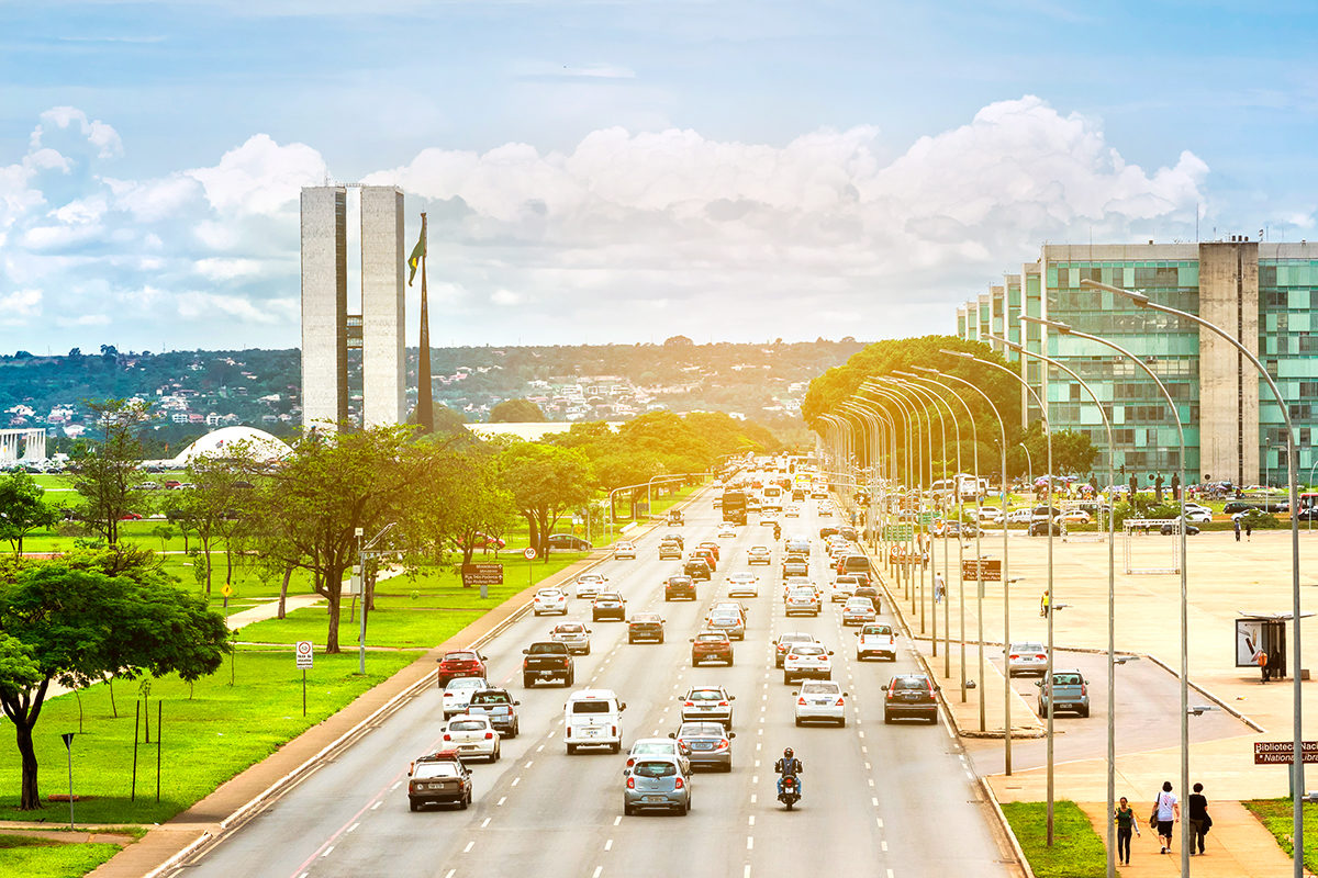 Оживленная дорога и здание Конгресса, Бразилиа