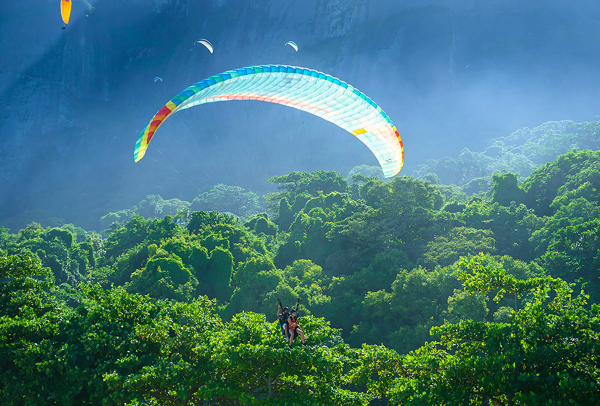 На парашюте над национальным парком Тижука, Рио де Жанейро