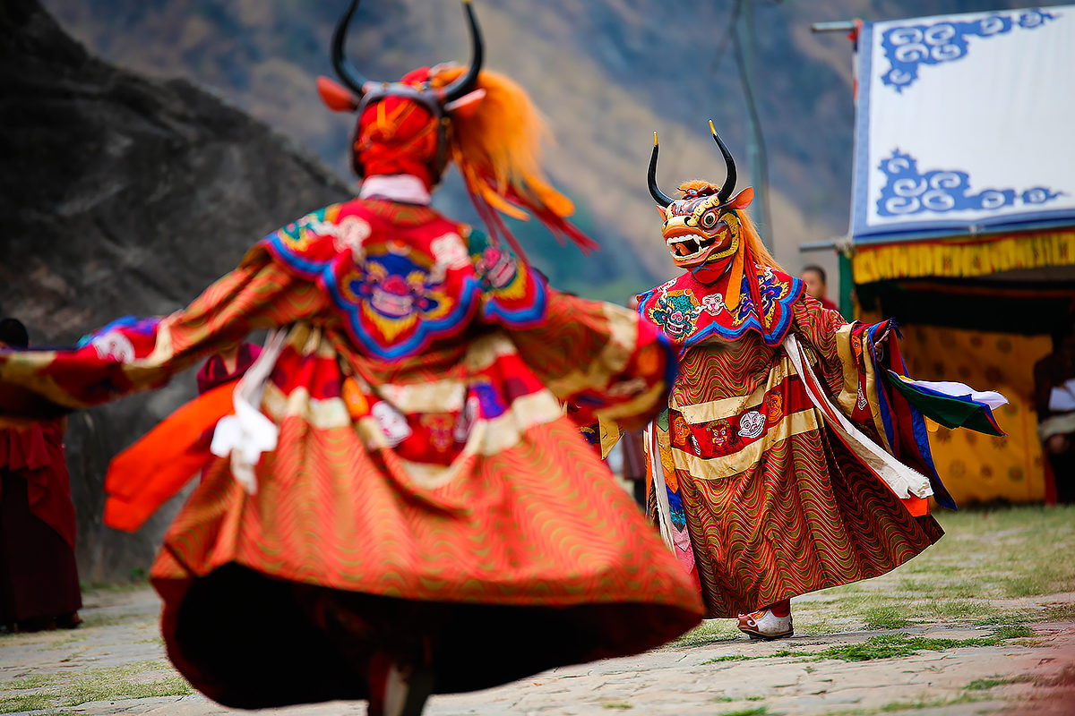 Танец масок на фестивале, Бутан