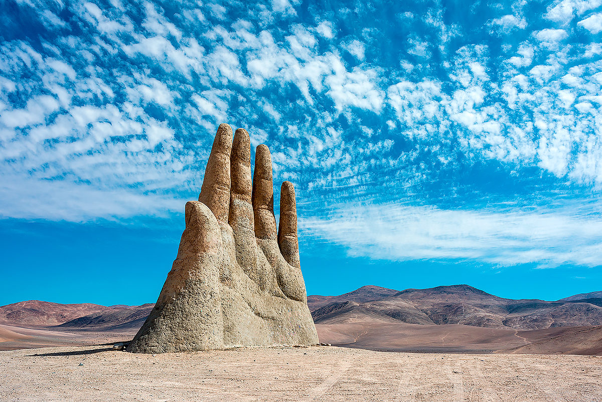 Рука пустыни - скульптура в пустыне Атакама, Чили