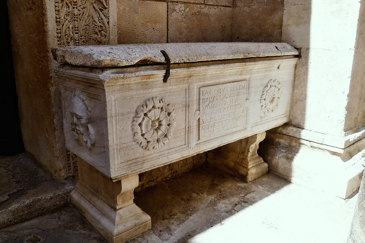 Саркофаг Архиепископа, Храм Юпитера