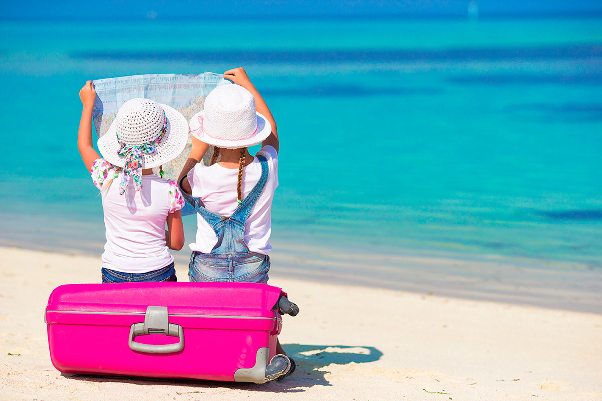 Семья с чемоданами на море