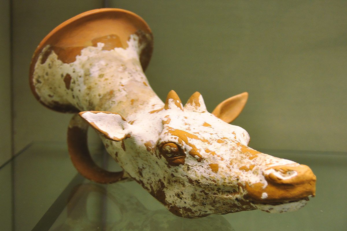 Голова животного, керамика в музее Этьена