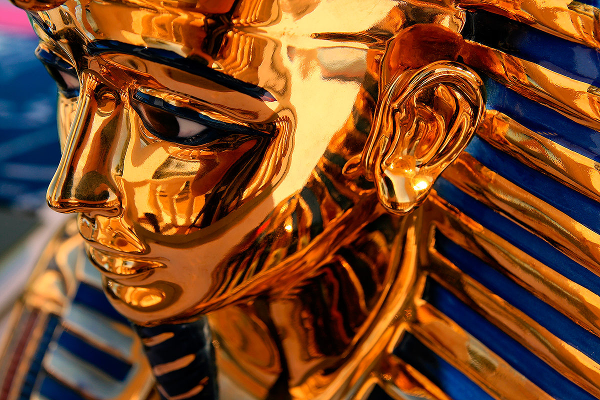 Золотая статуя фараона