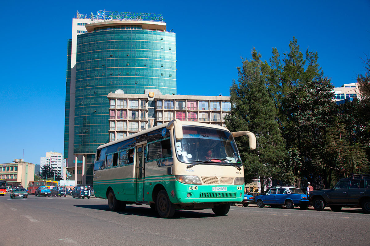Автобус, следующий по улице Аддис-Абебы
