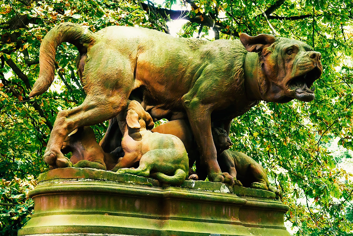 Скульптура собаки, охраняющей своих детенышей