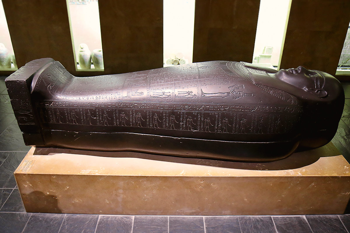 Отдел археологии Египта, саркофаг из базальта