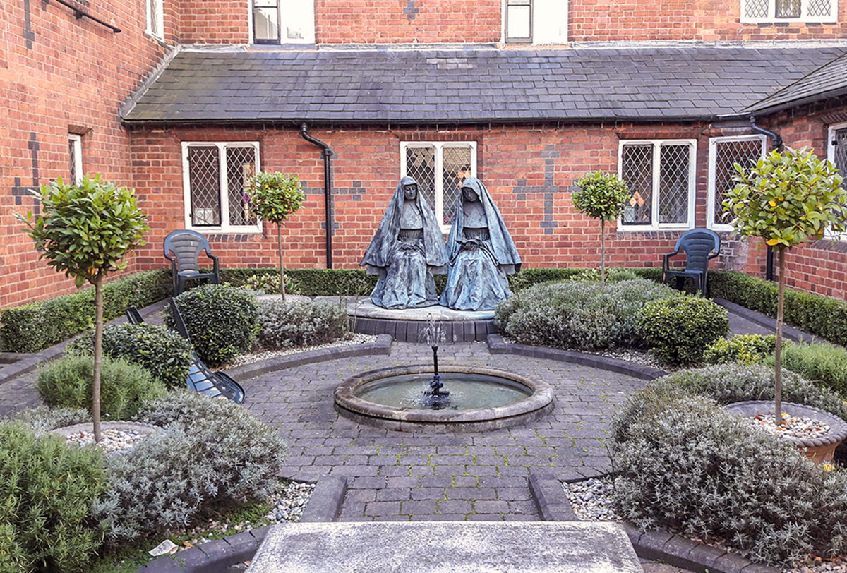 Статуи сестер милосердия во дворике напротив надгробных плит