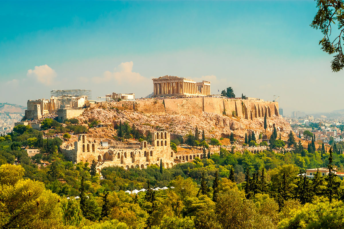 Афинский Акрополь на фоне городского пейзажа