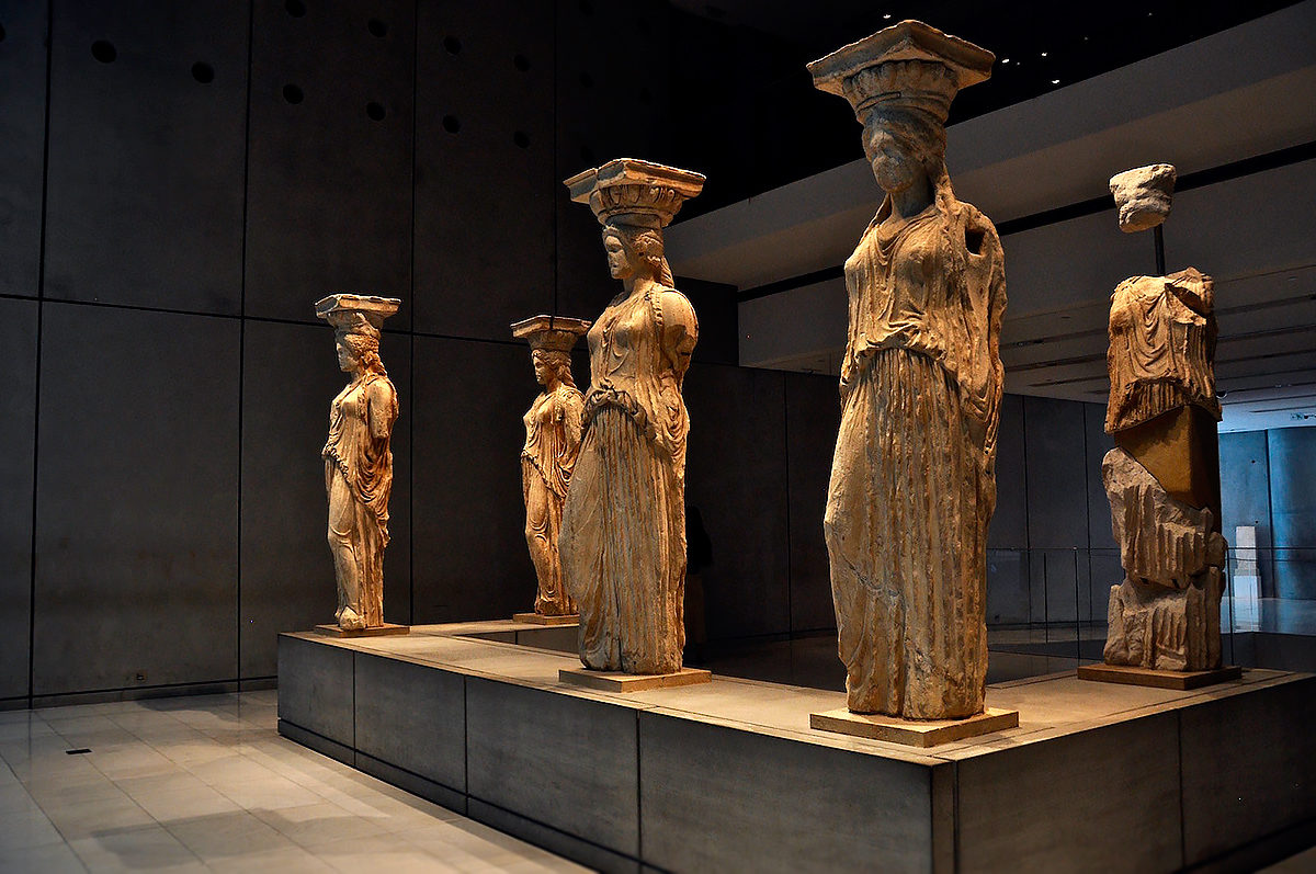 Кариатиды, экспонаты из Старого Музея Акрополя