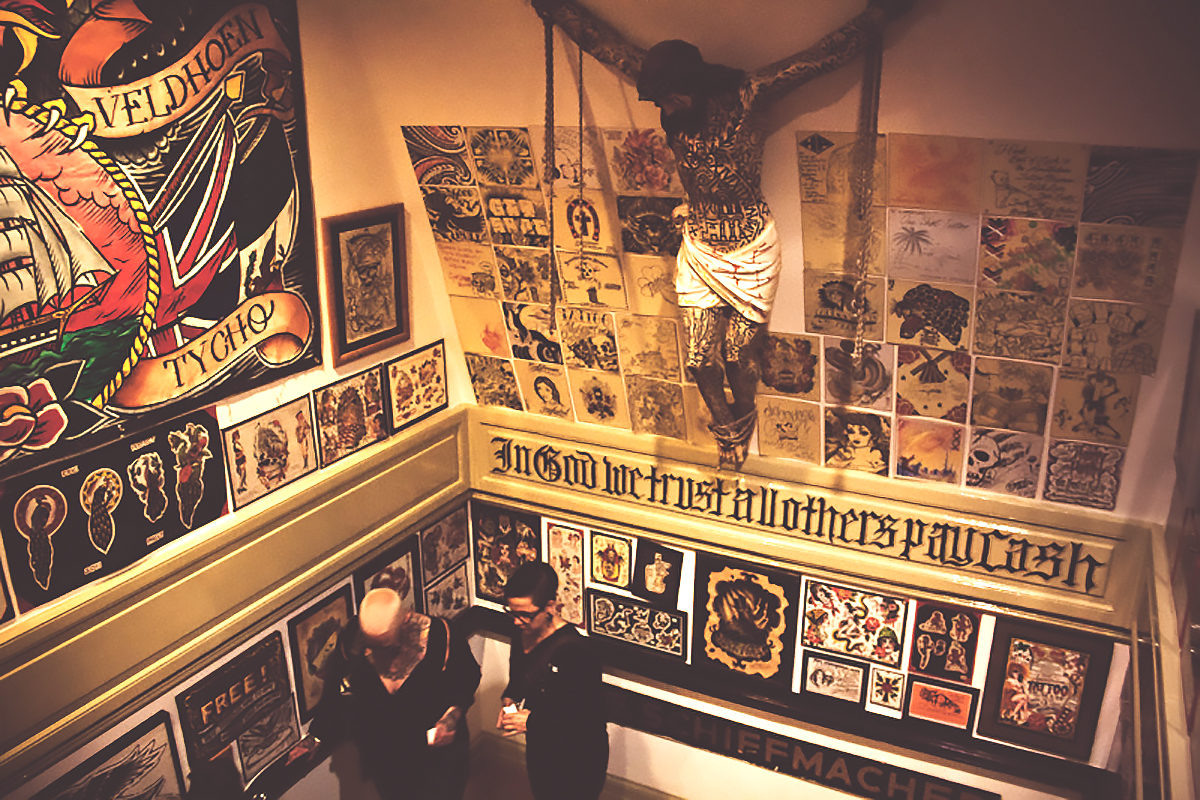 Атмосферный интерьер Музея татуировки