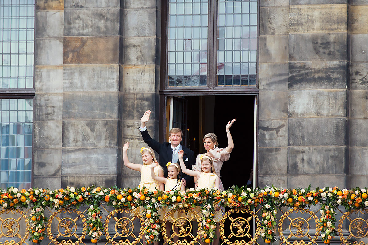 Король Нидерландов с семьей с балкона Королевского дворца