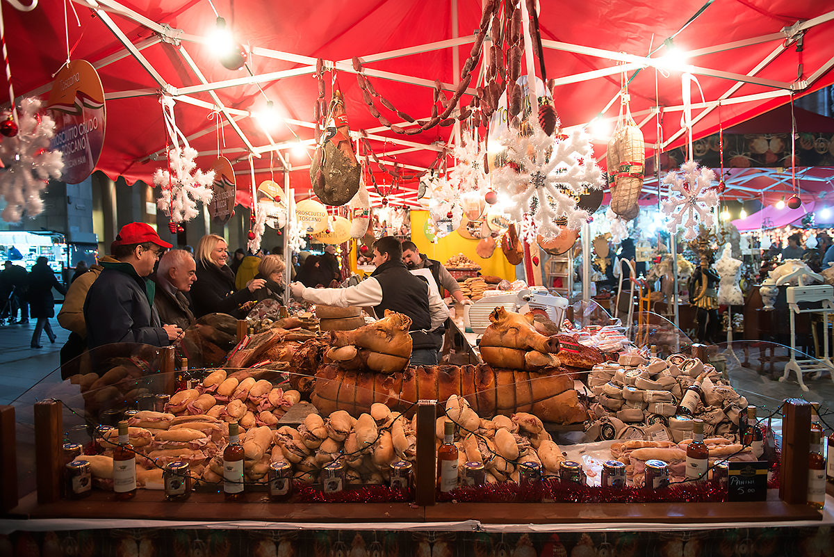 Рождественский миланский рынок, лавка деликатесов