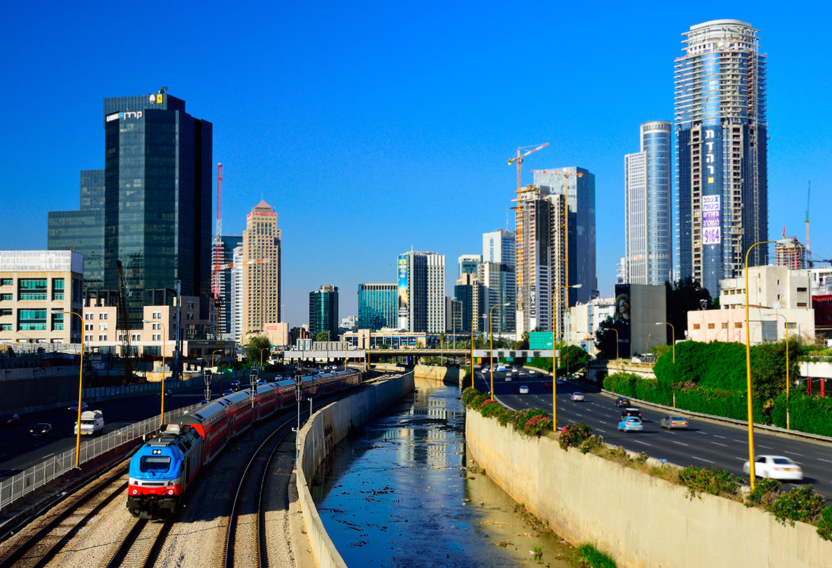 Поезд на фоне городского пейзажа, Тель-Авив