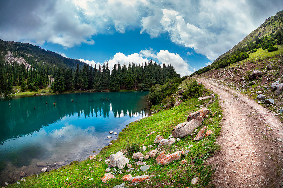Горная дорога на фоне прекрасной природы Киргзии