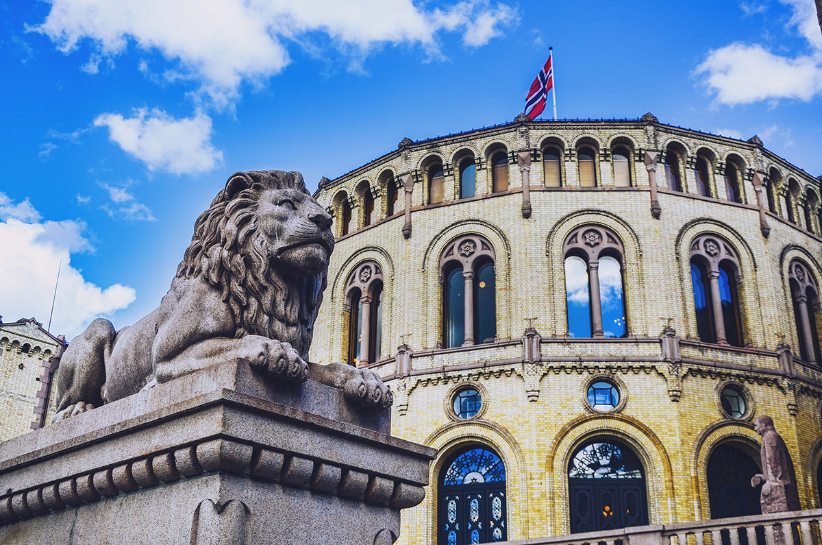 Скульптура льва перед зданием Парламента, Осло