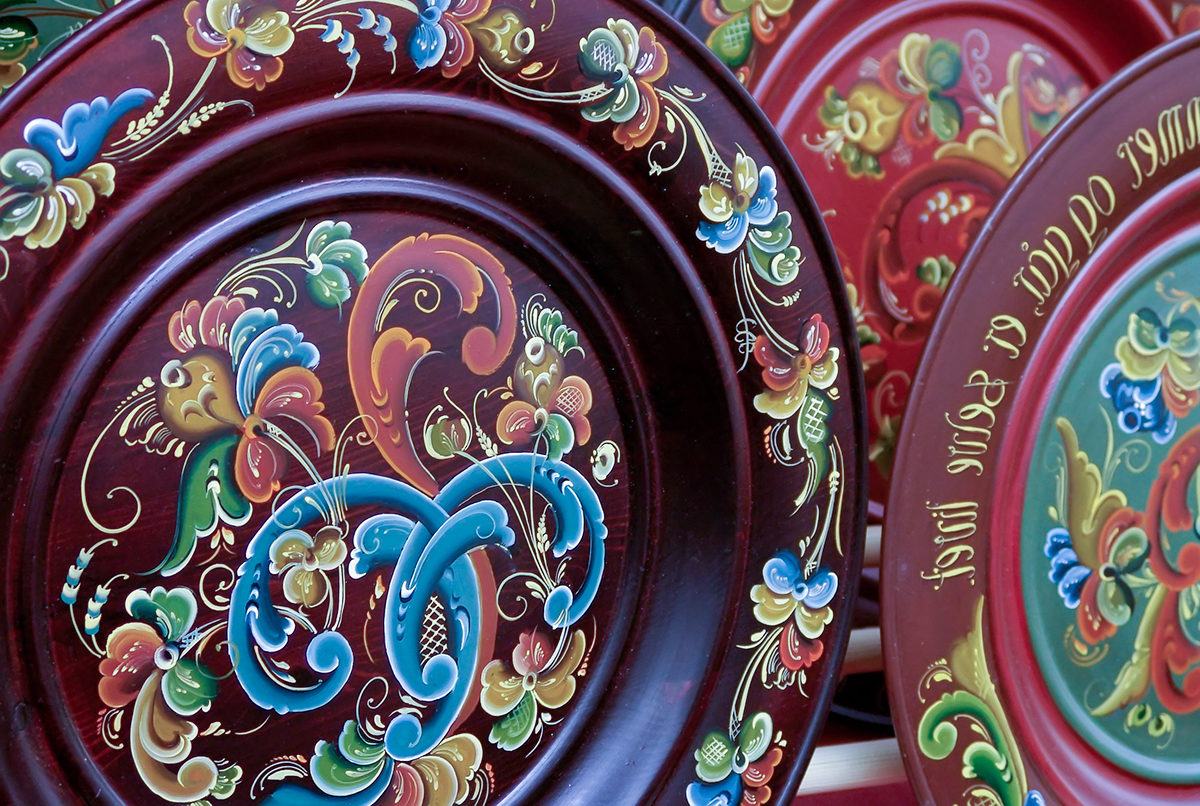 Традиционное норвежское искусство цветочной живописи на керамике