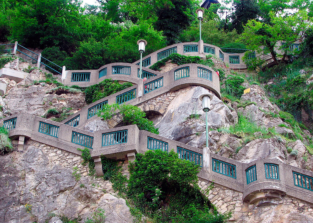 Лестница по каменистому склону