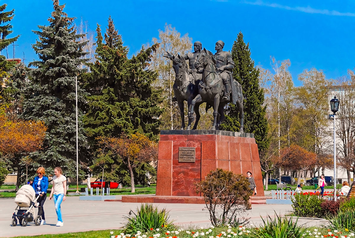 Монумент, олицетворяющий дружбу осетинского и русского народов, Владикавказ
