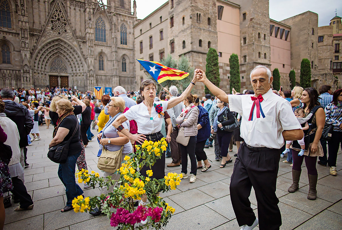 Пенсионеры исполняют национальный танец сардана, Новая площадь