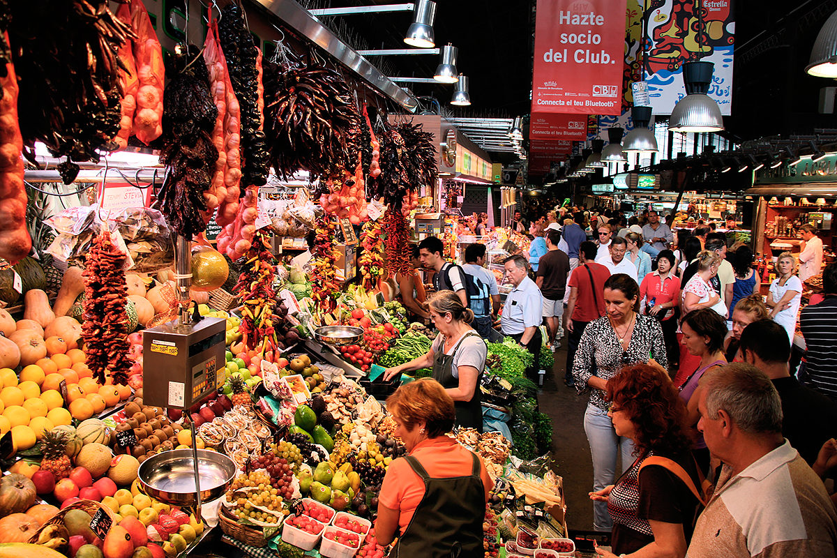 Обилие рыночных рядов рынка Бокерия, Барселона, Испания