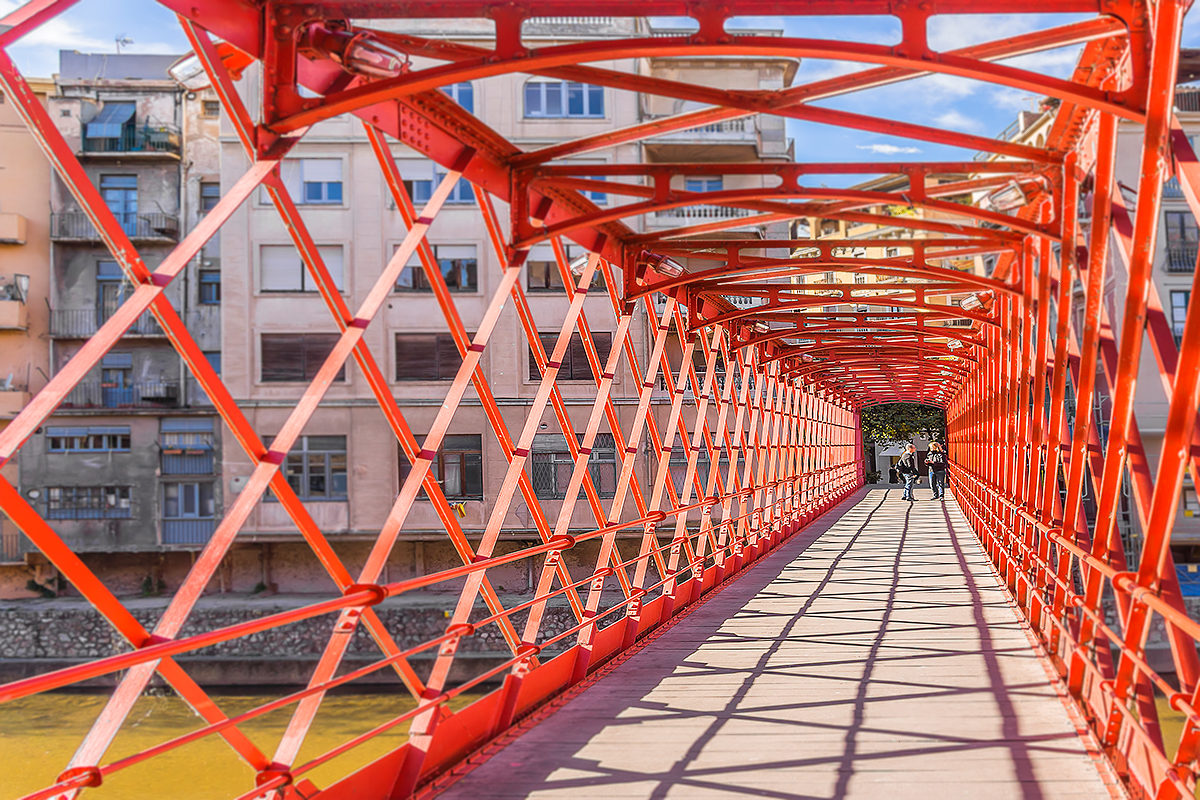 На красном мосту в Жироне, Испания