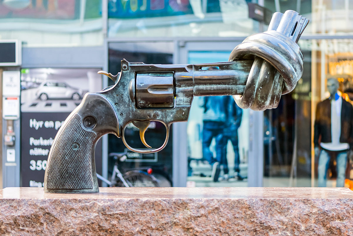 Нет насилию - памятник в Стокгольме