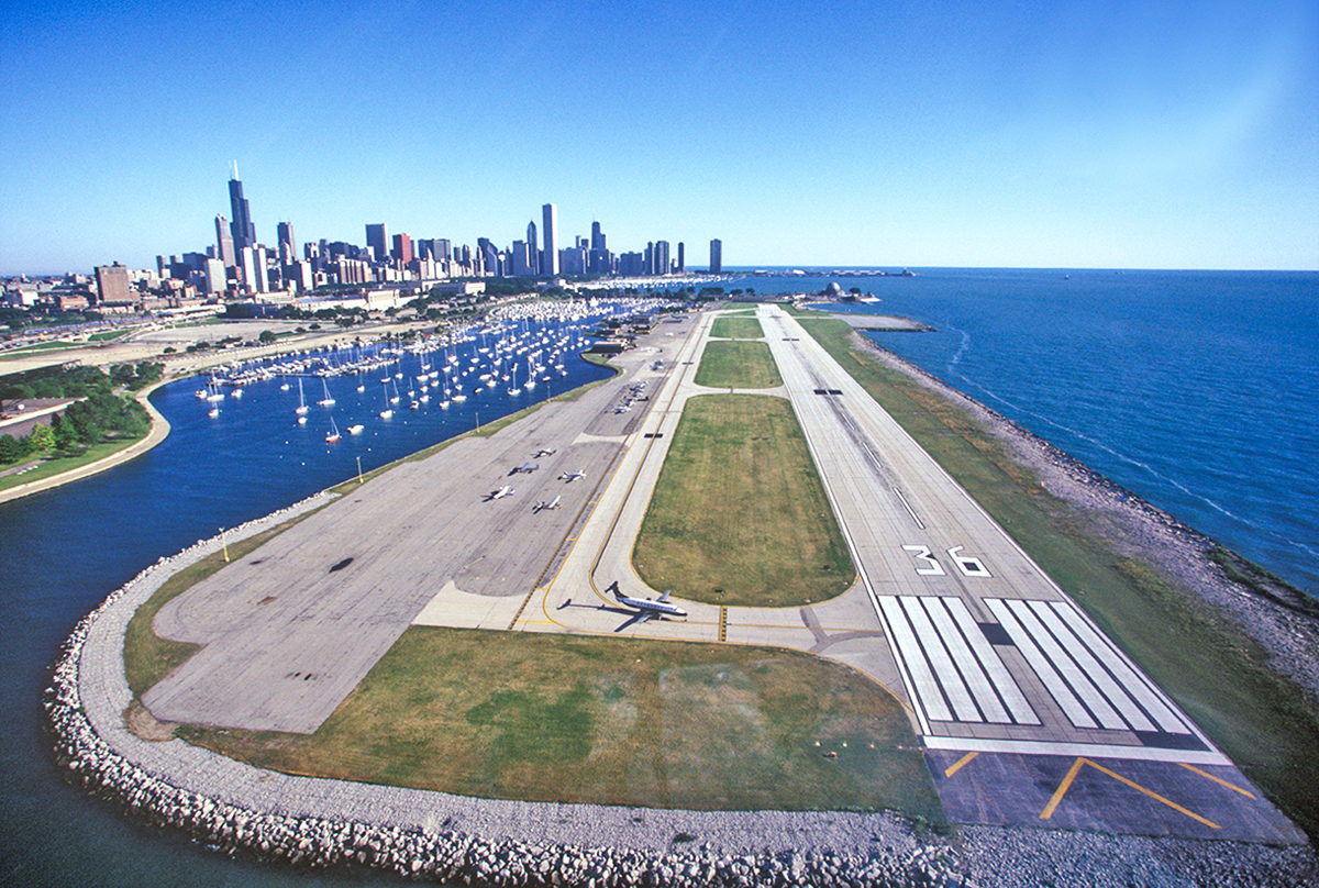 Взлетно-посадочная полоса одного из аэропортов Чикаго, США