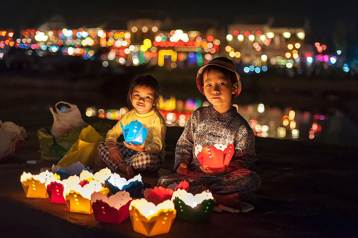 Вьетнамские ребятишки продают фонарики туристам