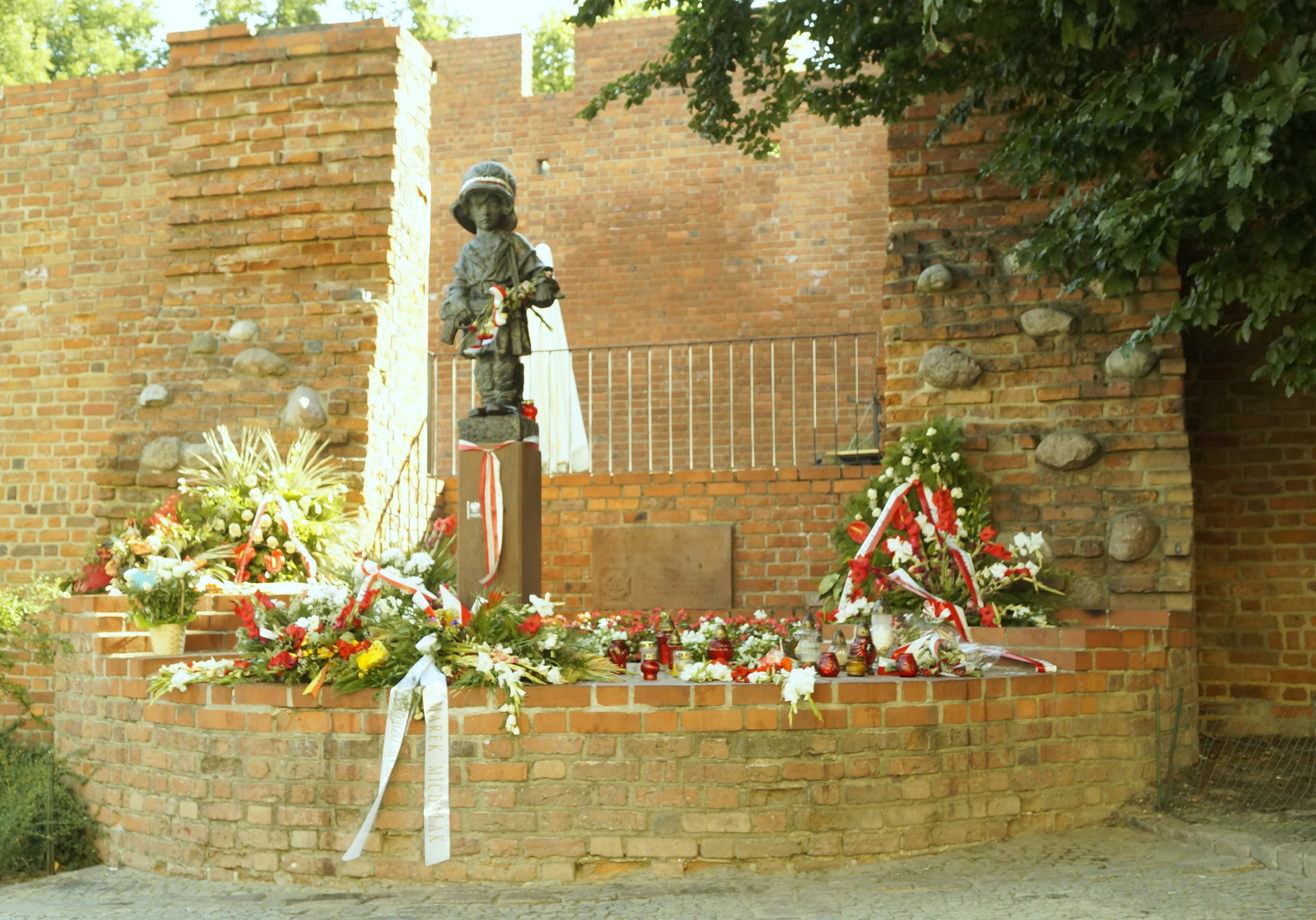 Памятник маленькому повстанцу